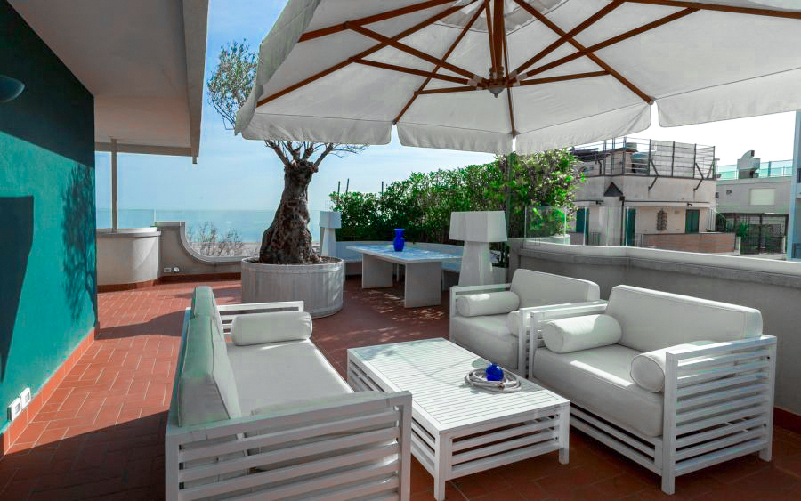 paesaggio esterno con divani bianchi a riccione