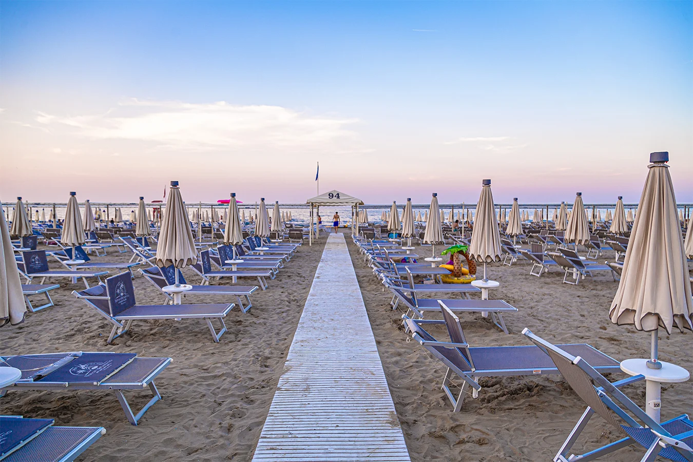vista mare con lettini e ombrelloni a riccione